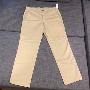 Mens Gap khaki pants 33X30. NWT!